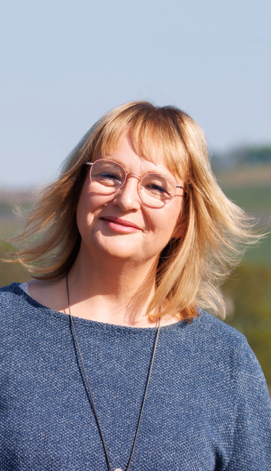 Andrea glücklich lächelnd